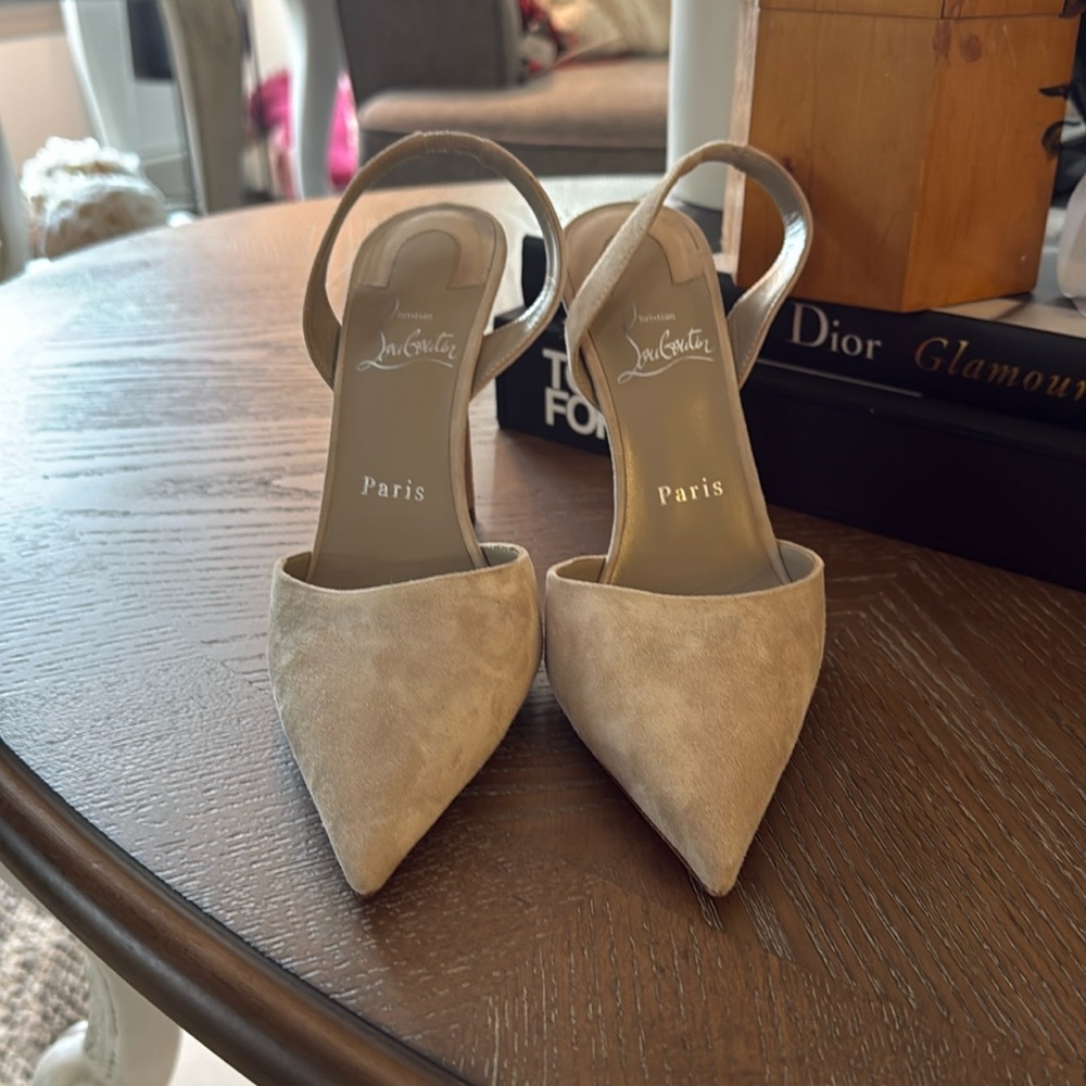 Christian Louboutin Pumps
Astrid Sling 100 mm Feve/lin
Feve Suede Calfskin